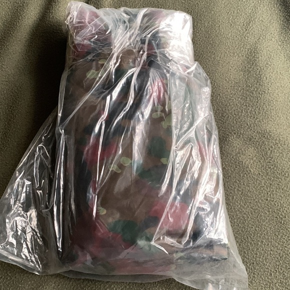 Swiss Camo wet weather poncho. No size listed. Assume size is one size fits most - Picture 3 of 4